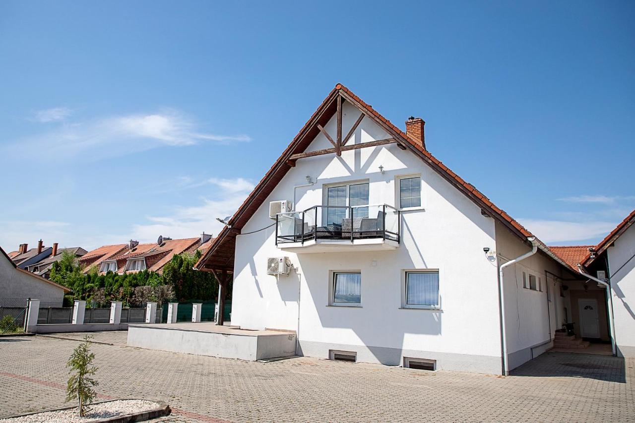 Lux Apartman Buek Экстерьер фото